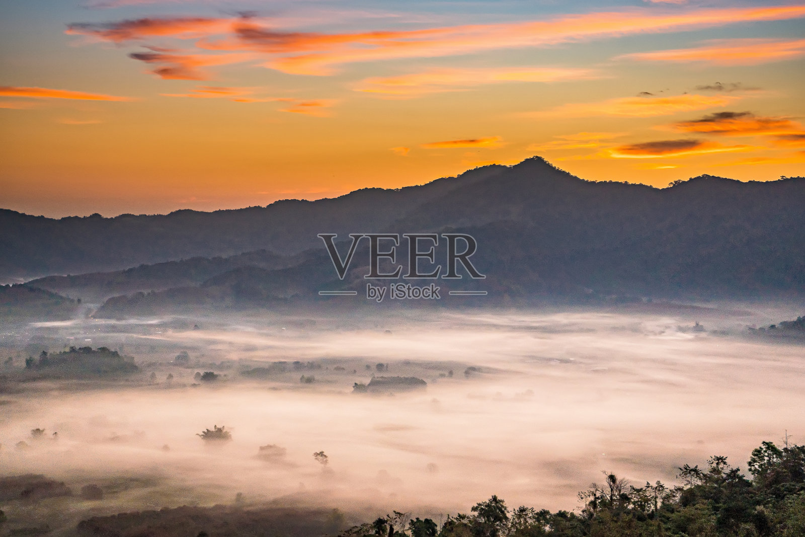 日出时分的金光从富朗卡。这是泰国北部一个著名的地方。照片摄影图片
