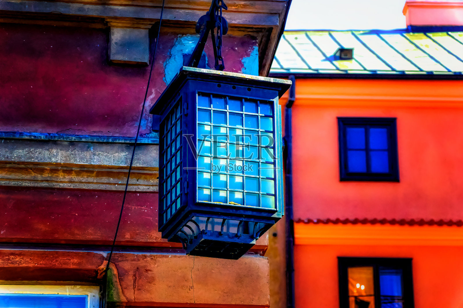 带金属条的老式街灯。照片摄影图片