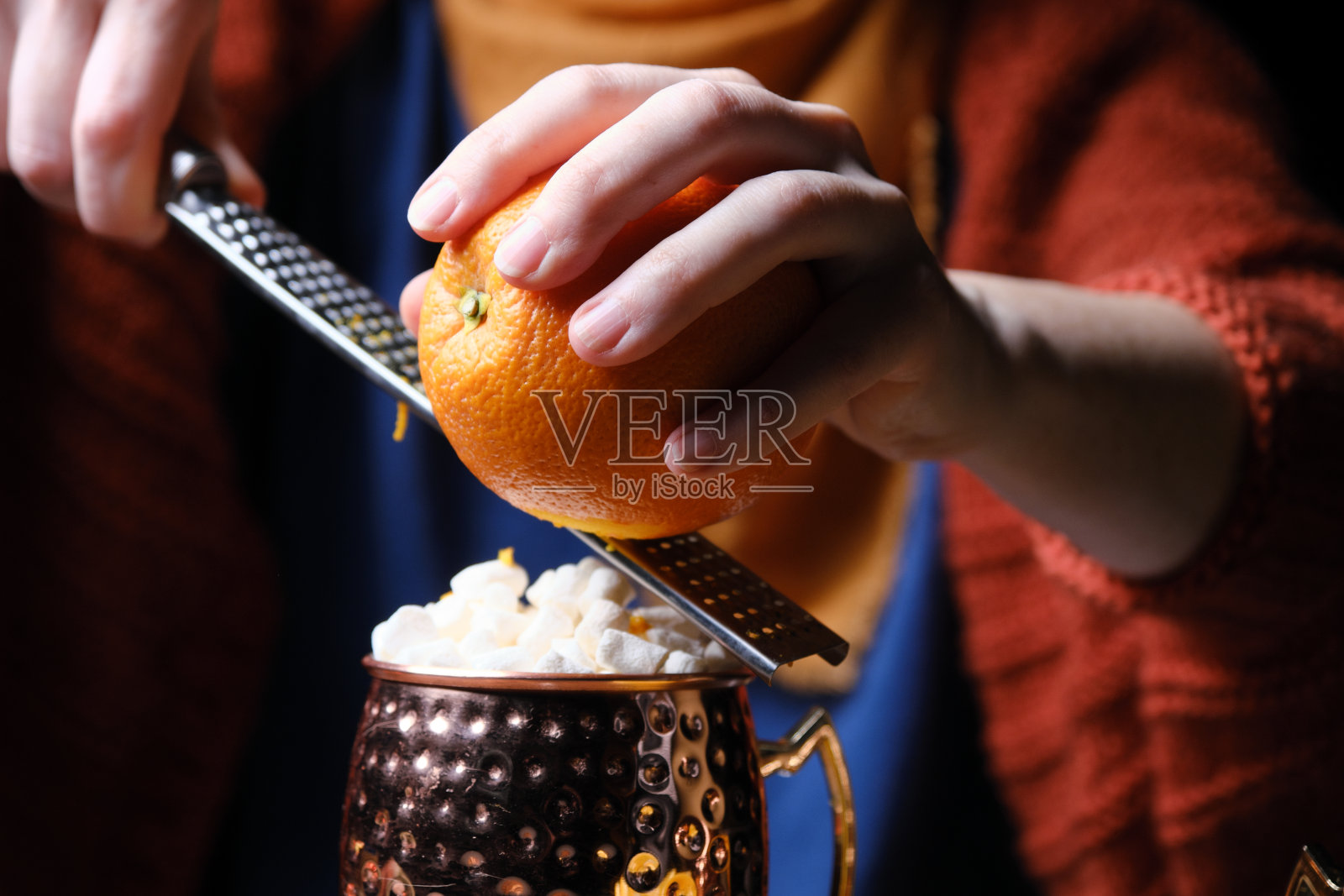 用铜杯盛热巧克力照片摄影图片