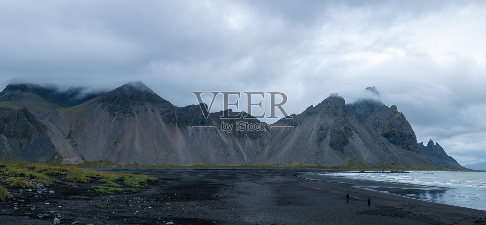 黑色的看台上有山照片摄影图片