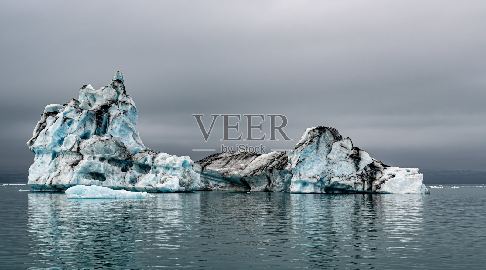 冰岛冰川中的冰山照片摄影图片