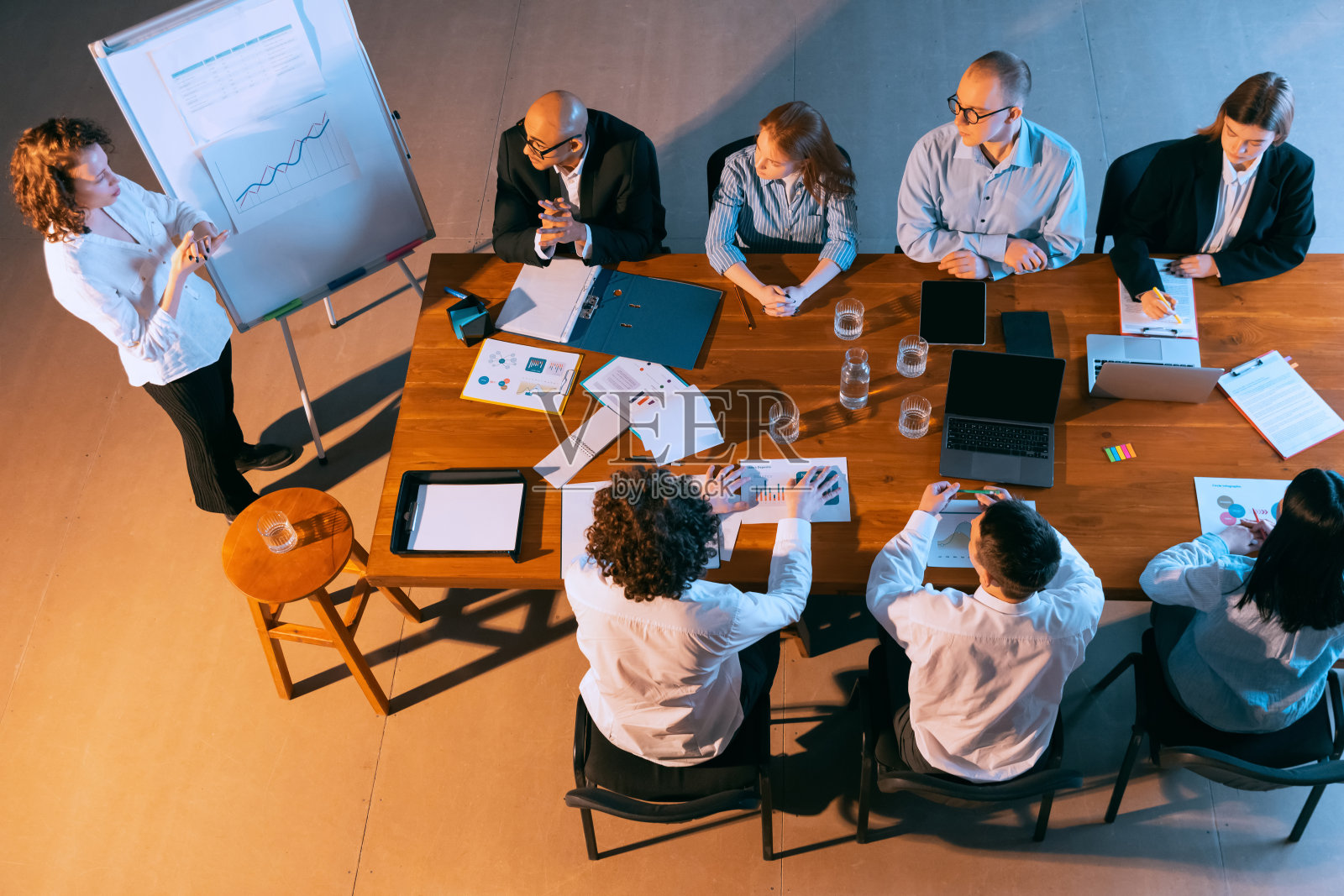 鸟瞰图,年轻的多种族人群交谈,与同事一起工作,在办公室里,在室内。工作,金融,技术概念。照片摄影图片