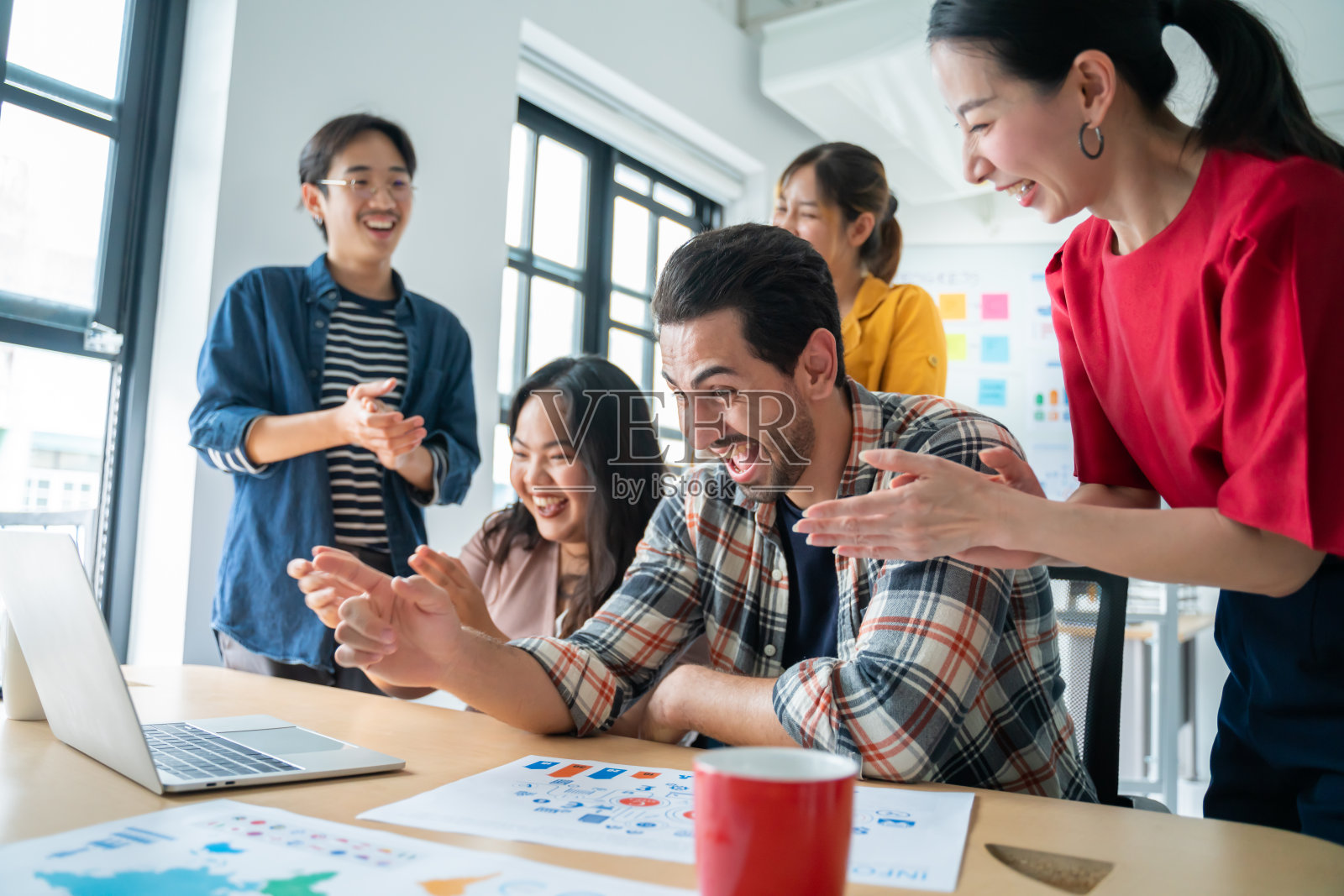 一群富有创造力的年轻人在商务会议办公室的背景下快乐而成功,良好的领导能力和团队合作使战略、市场营销、创业和新业务发展获得成功。照片摄影图片