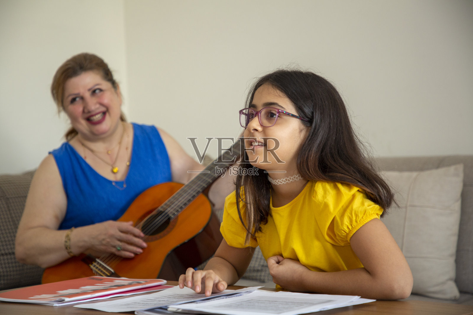 小女孩和奶奶一起学习音乐照片摄影图片