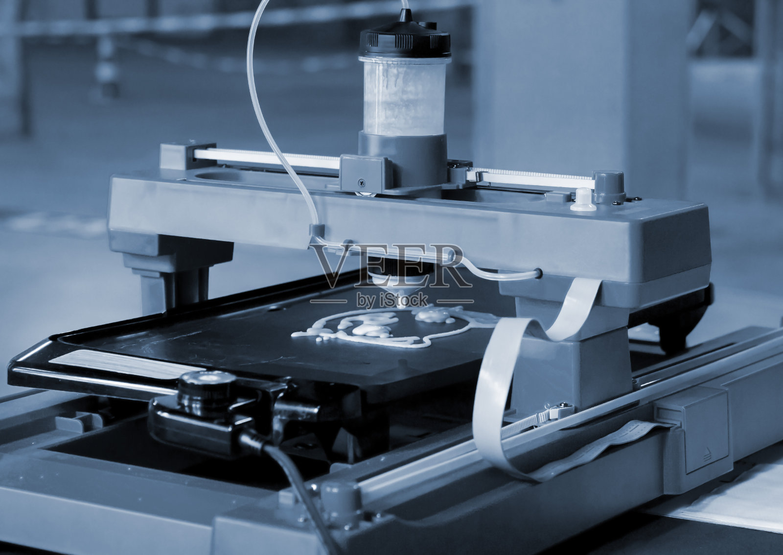 正在打印液态材料的3D打印机照片摄影图片