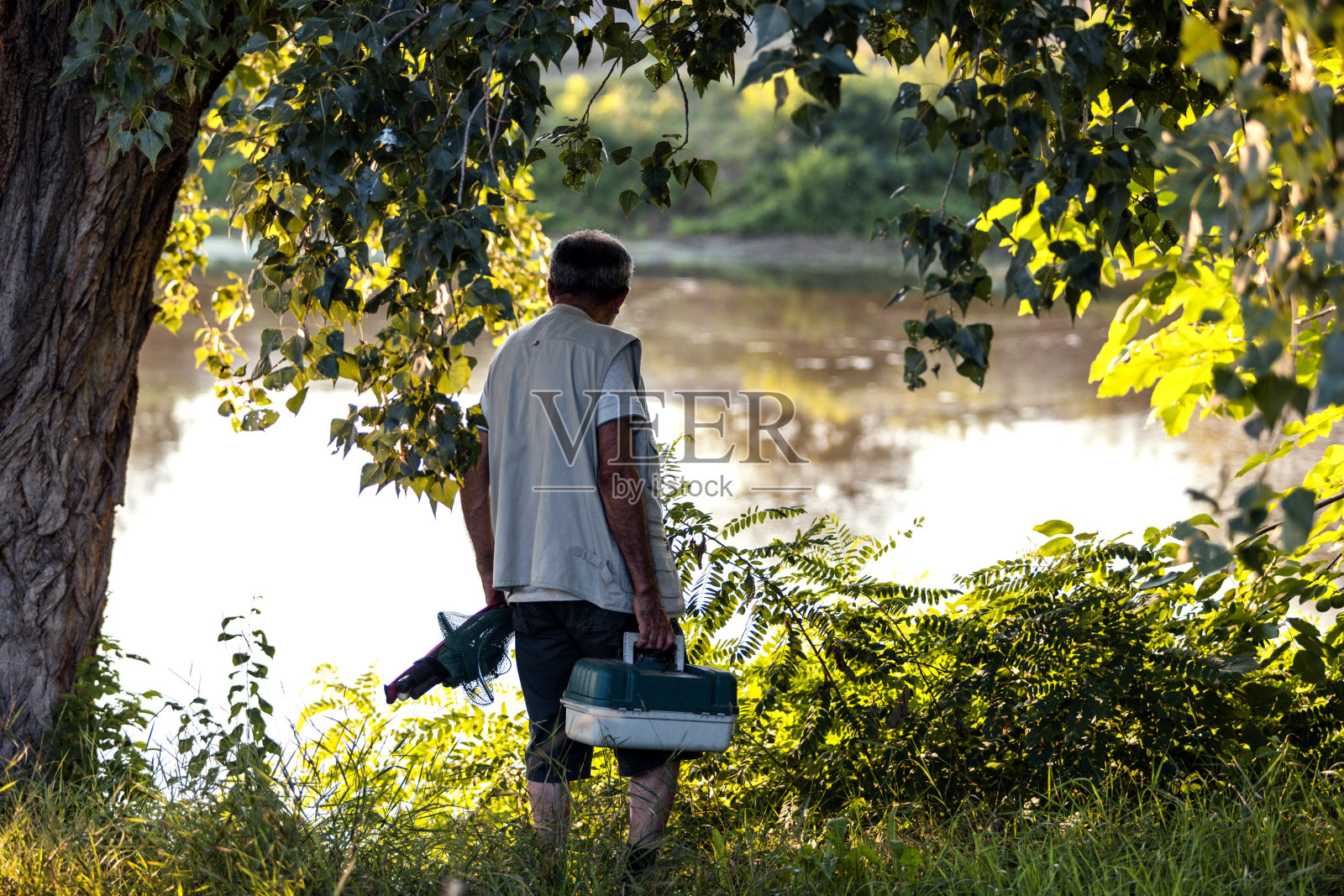 积极的钓鱼老人照片摄影图片