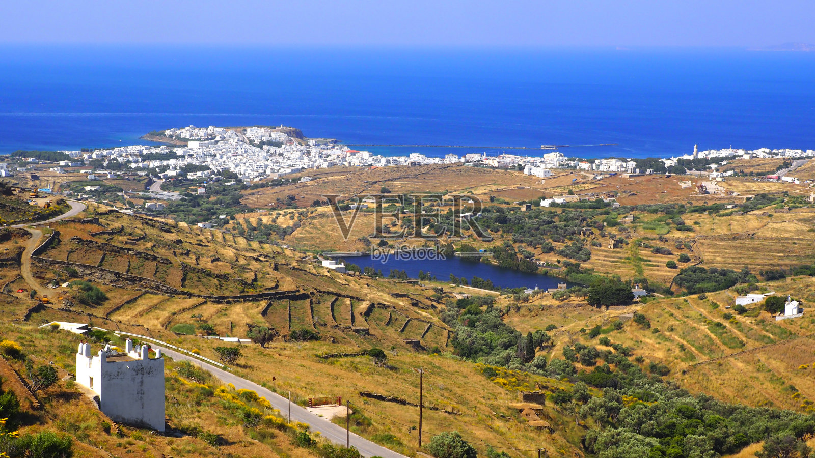 从爱琴海中心的埃克斯姆布尔戈山鸟瞰蒂诺斯,它是基克拉迪斯岛的主要城镇照片摄影图片