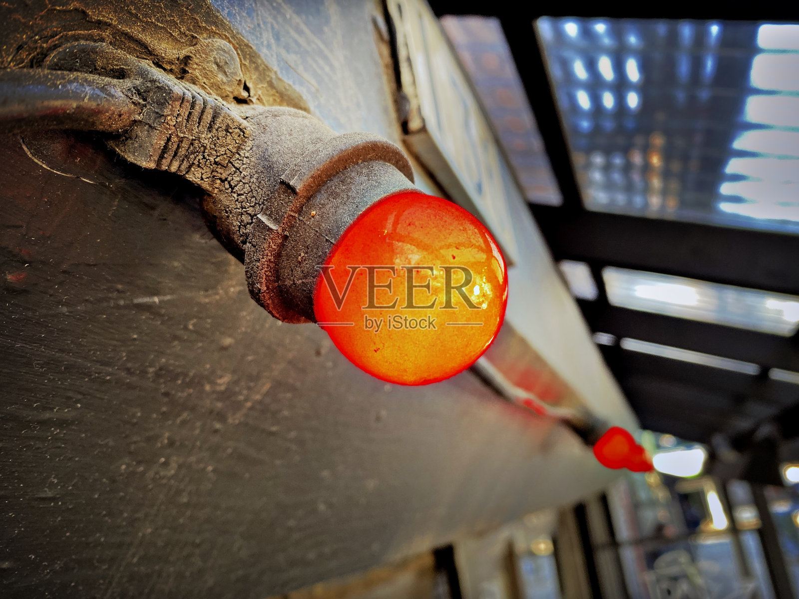 建筑物上的小红灯照片摄影图片