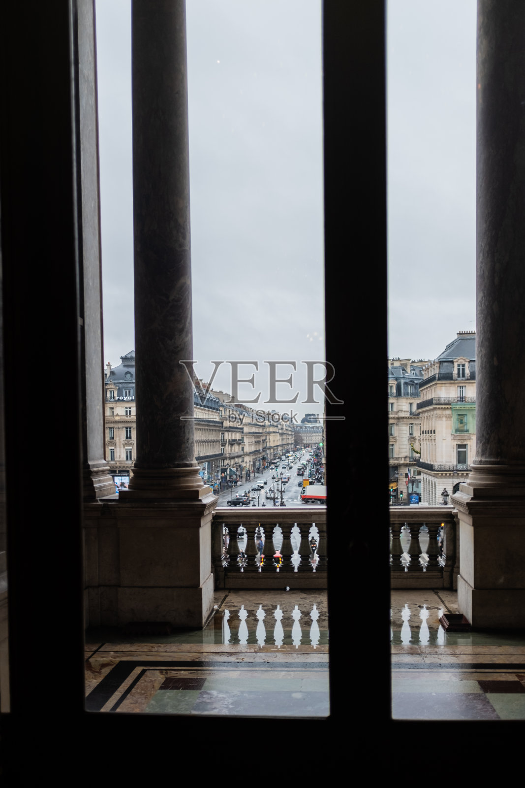 从大理石阳台上观看法国巴黎的城市天际线照片摄影图片