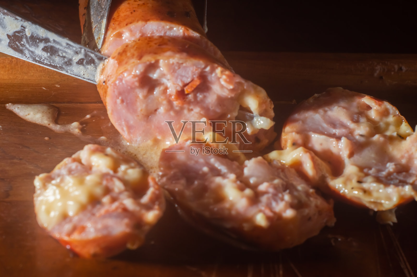 香肠切成木桌,用奶酪和意大利辣香肠片制成,复制空间和选择性的焦点,烧烤的概念照片摄影图片