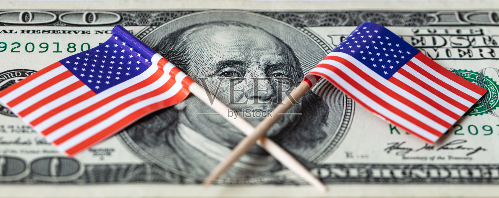 以美国国旗为背景的100美元纸币照片摄影图片