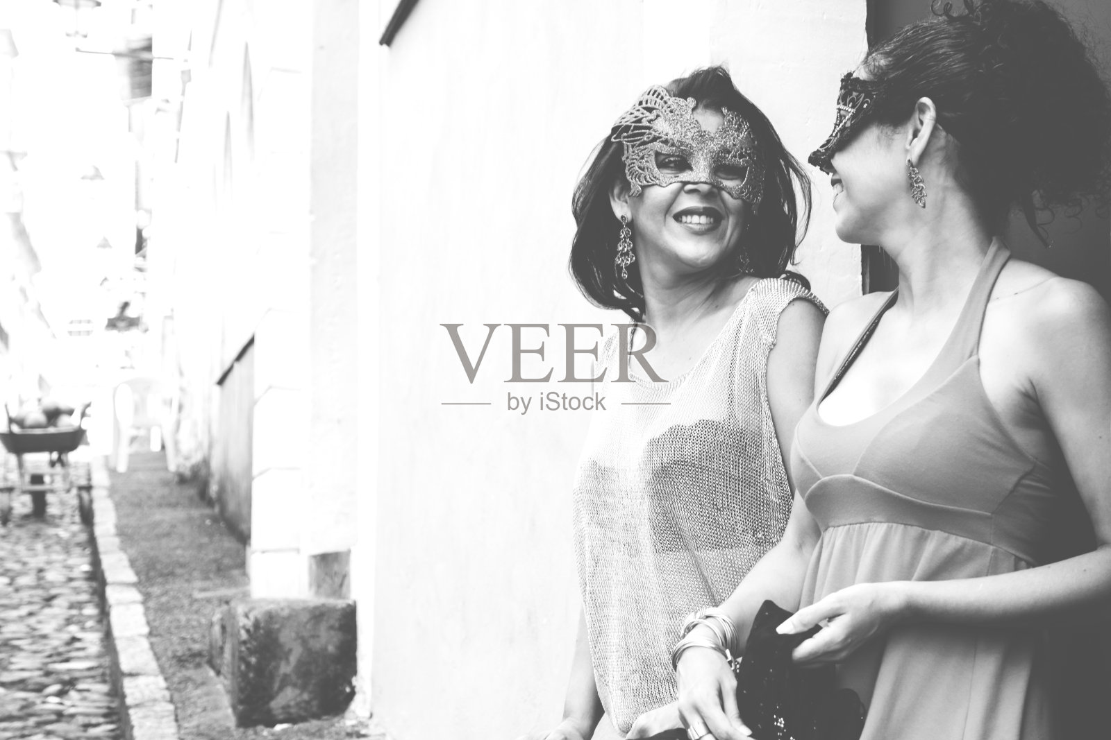 两个戴着威尼斯狂欢节面具的女人的肖像。照片摄影图片