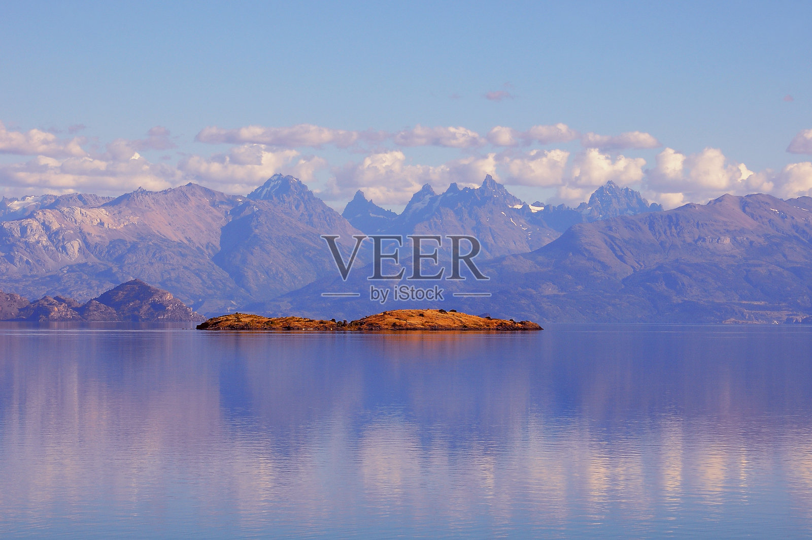 卡雷拉将军的湖在日落的时候。照片摄影图片