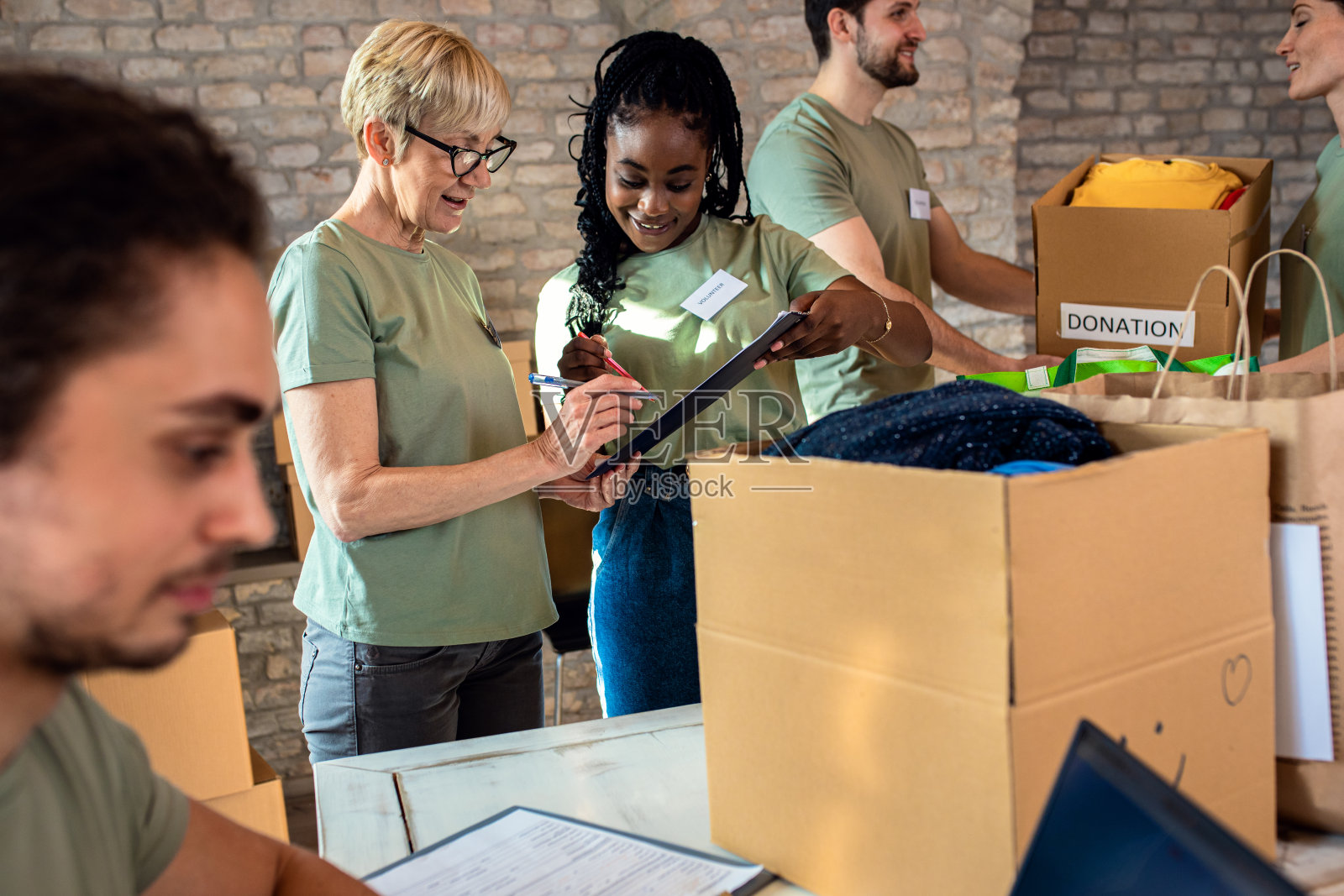 一群在社区慈善捐赠中心工作的志愿者。照片摄影图片