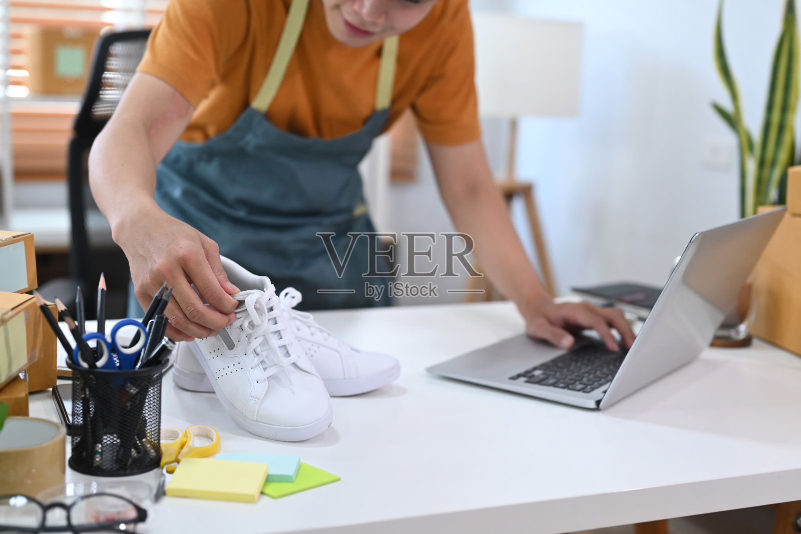 启动小企业主收到客户的订单,并准备产品的包裹箱交付。照片摄影图片