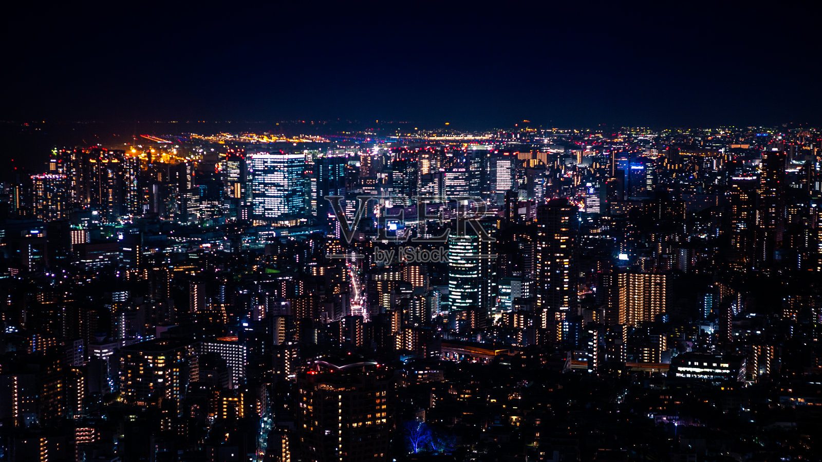 鸟瞰图的城市天际线和办公商业大楼东京,日本照片摄影图片