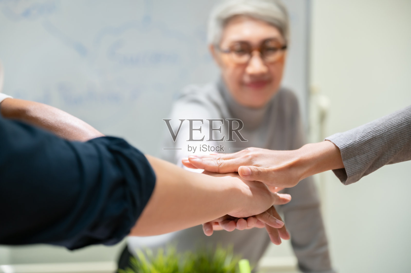 商务人士亚洲团队团队合作业务携手共进照片摄影图片