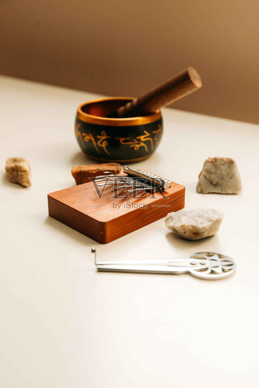 民族的萨满教乐器,有唱钵、竖琴和卡琳巴照片摄影图片