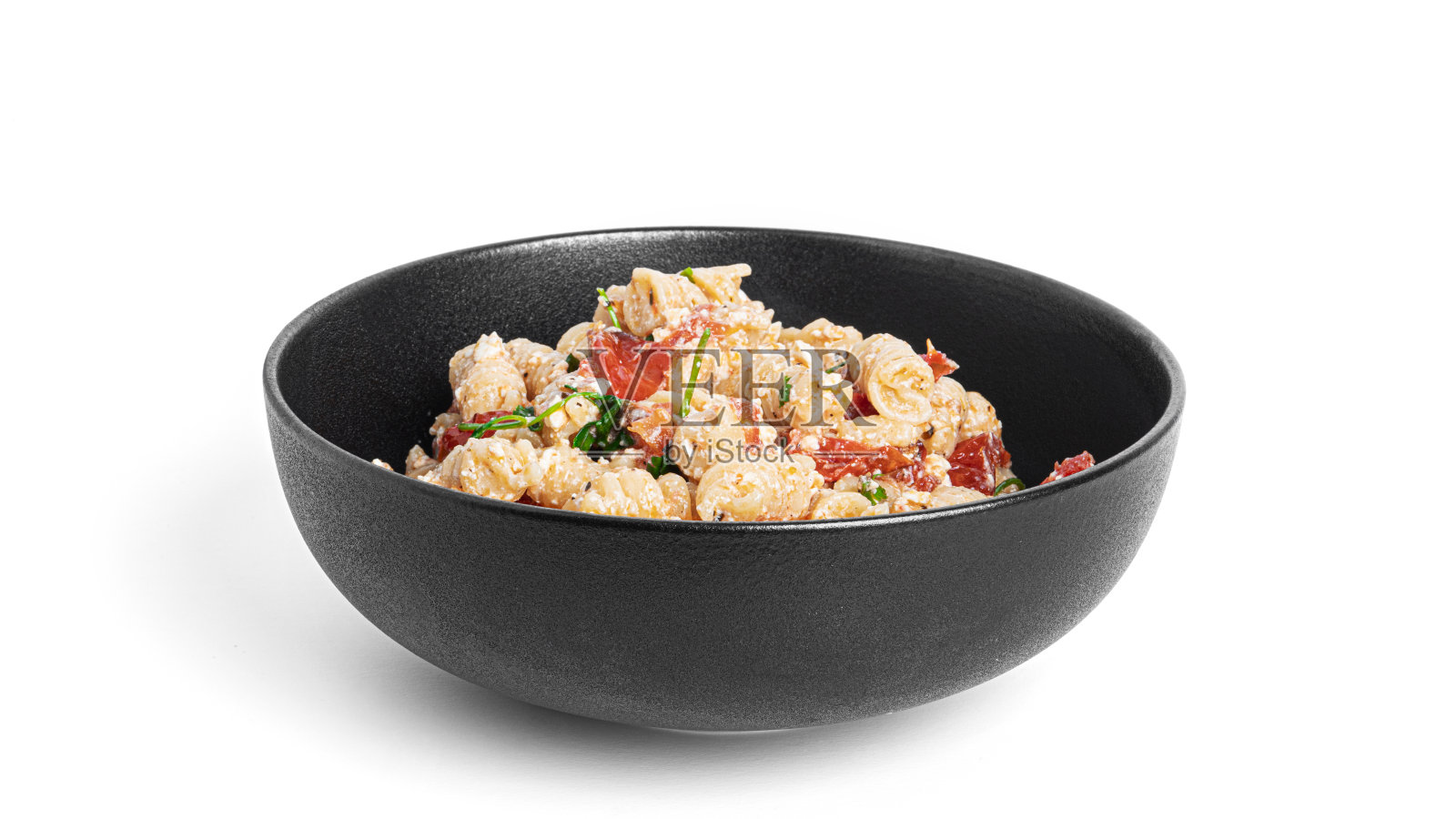 羊乳酪,番茄,香草,白色背景的意大利面。羊乳酪通心粉照片摄影图片