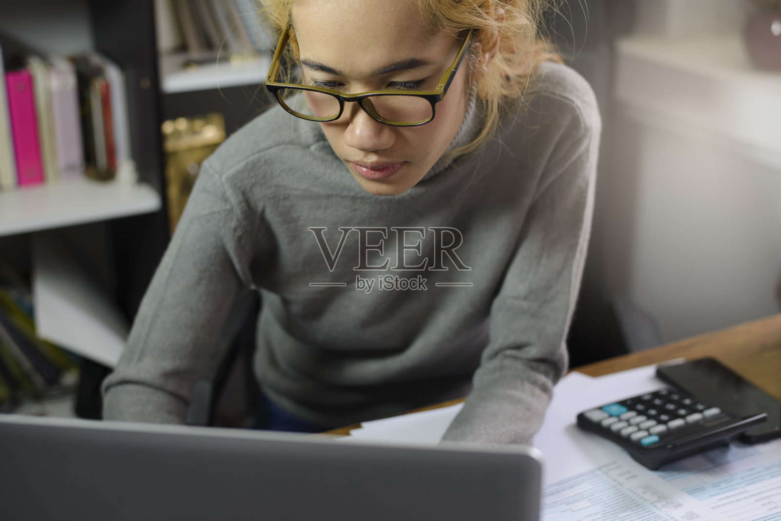 商业和财务规划概念。职业女商人在笔记本电脑上工作。财务顾问在家负责税务筹划和预算计算,讨论和分析年度报告。照片摄影图片