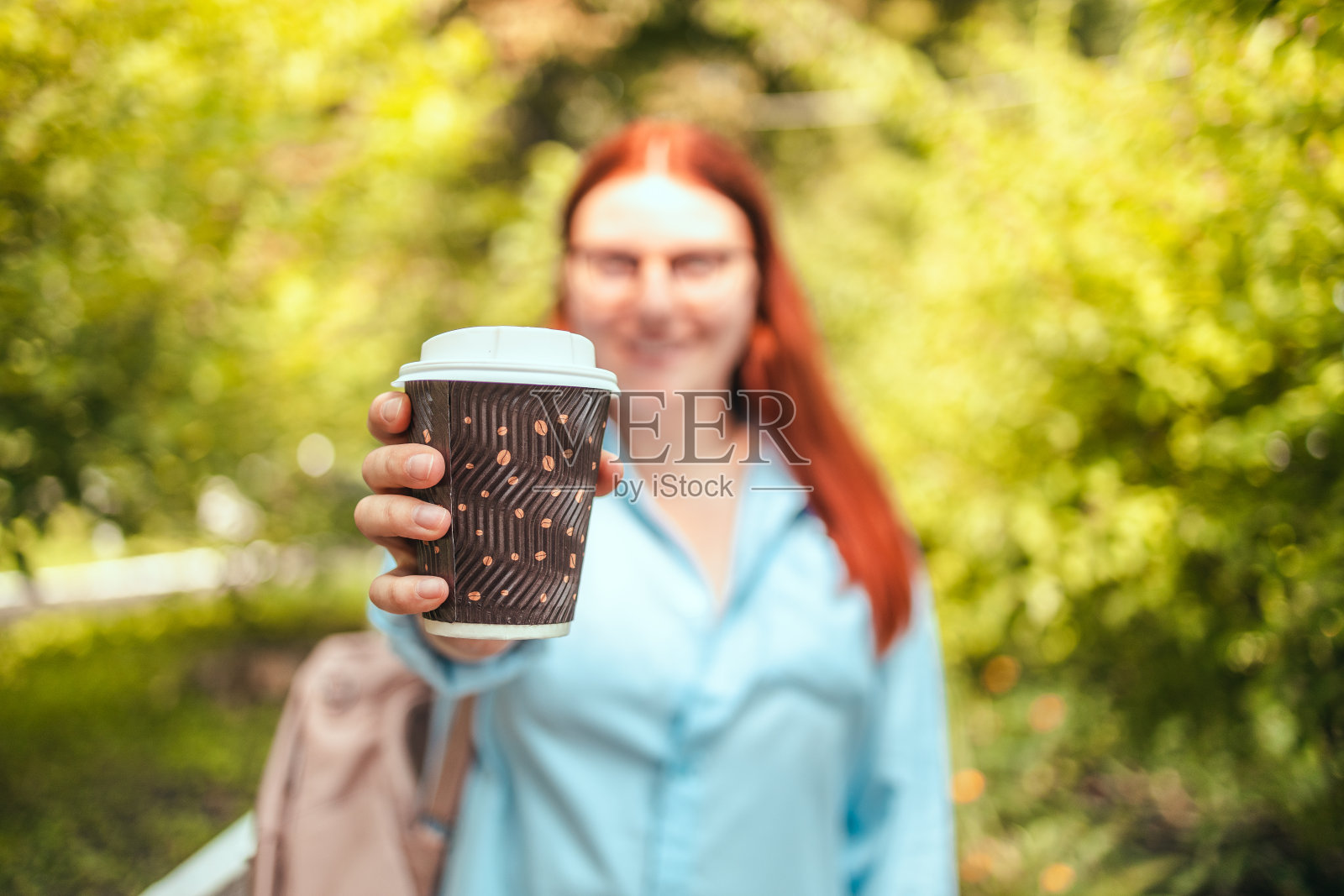 特写的女人手拿一次性拿走的纸杯热咖啡与复印空间户外照片摄影图片