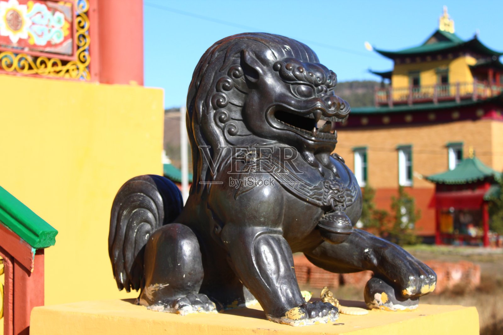 佛像雪狮铜像保护寺庙入口照片摄影图片