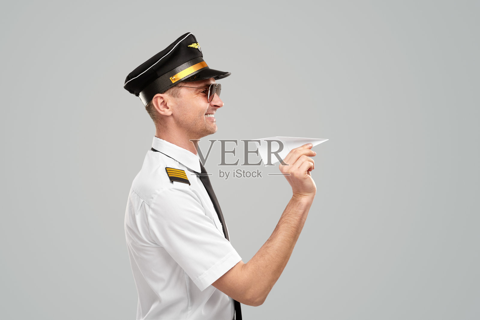 愉快的航空公司飞行员用纸飞机照片摄影图片