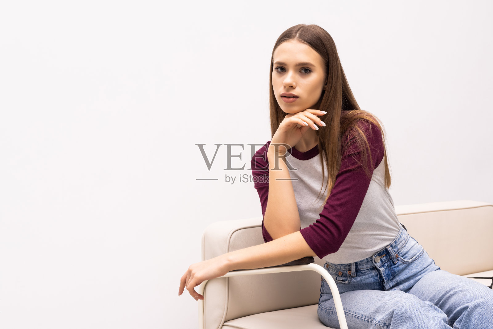 年轻女子在客厅的沙发上放松。照片摄影图片