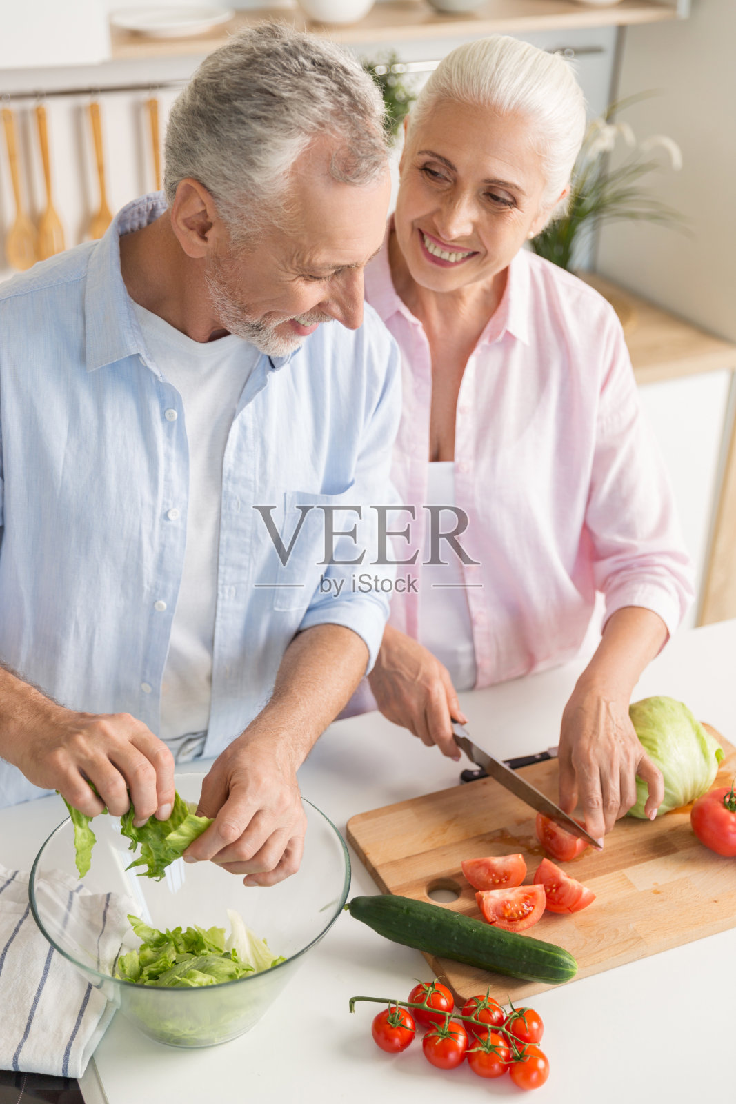 幸福成熟的恩爱夫妻做家庭沙拉照片摄影图片