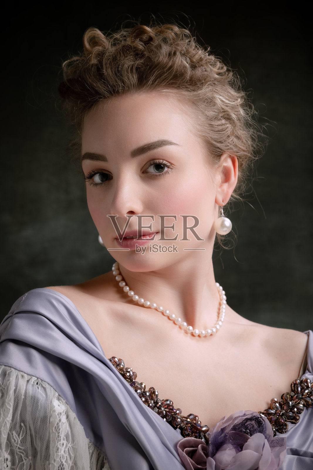 年轻可爱的女孩在中世纪的皇家人物形象在文艺复兴风格的服装孤立在黑暗背景的特写肖像。时代的比较照片摄影图片