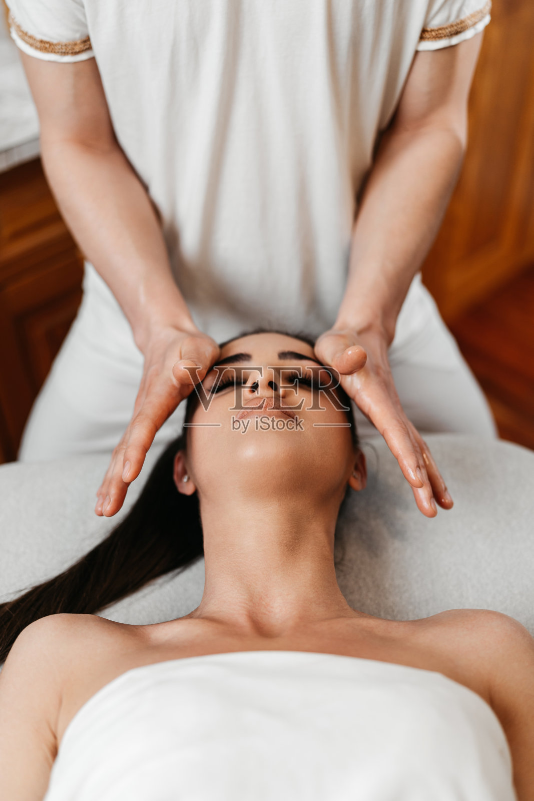 专业的传统放松按摩治疗照片摄影图片