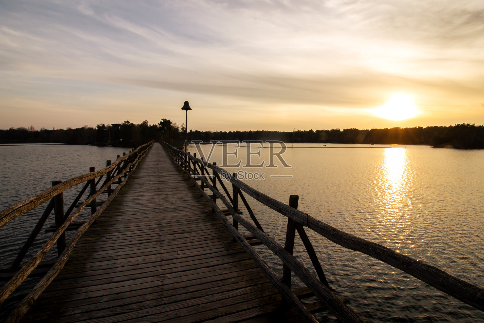 在比利时的黄金时间里,桥上和湖上的夕阳美景照片摄影图片