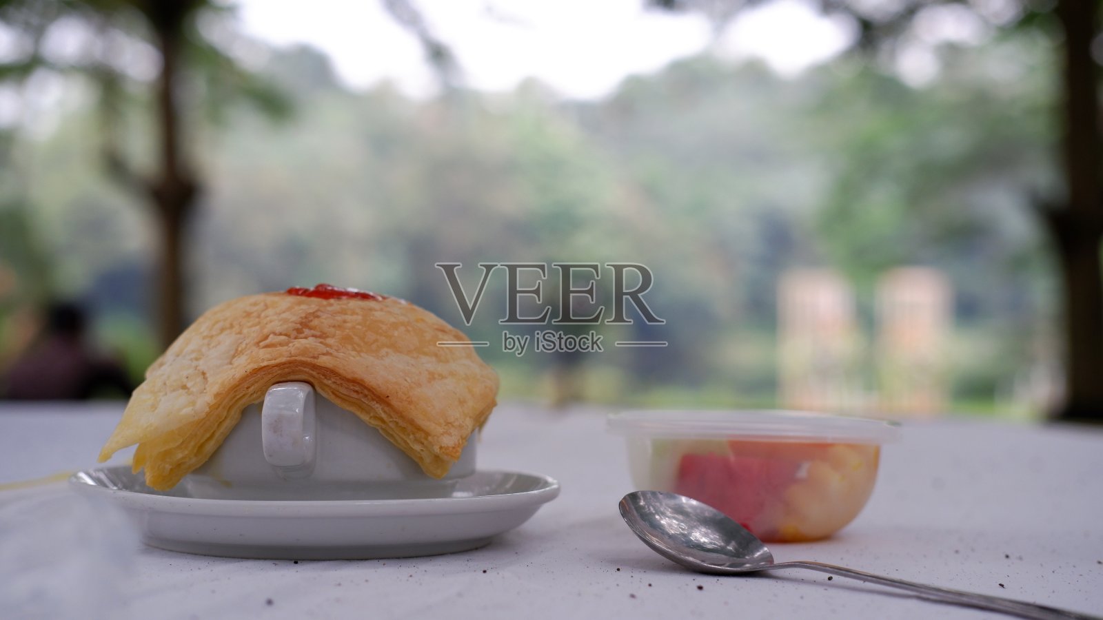 祖帕汤或托斯卡纳汤,意大利传统汤,被称为祖帕托斯卡纳汤照片摄影图片