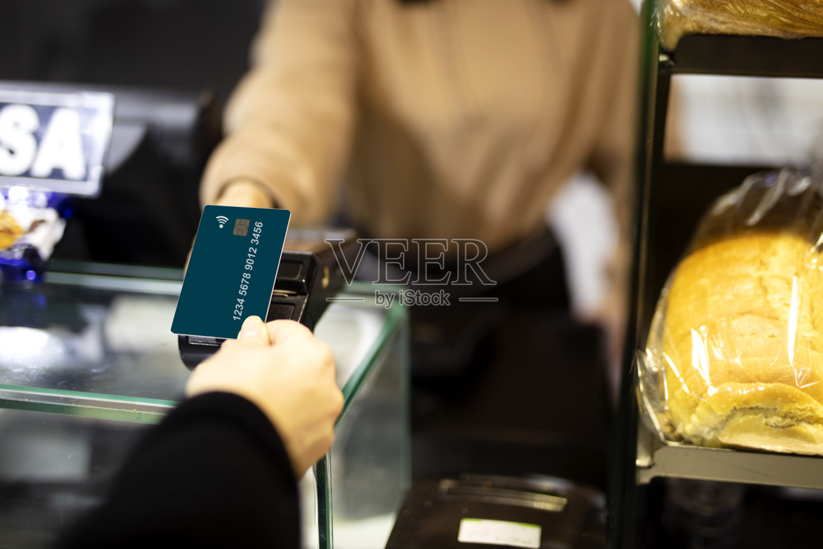 用信用卡支付少接触照片摄影图片