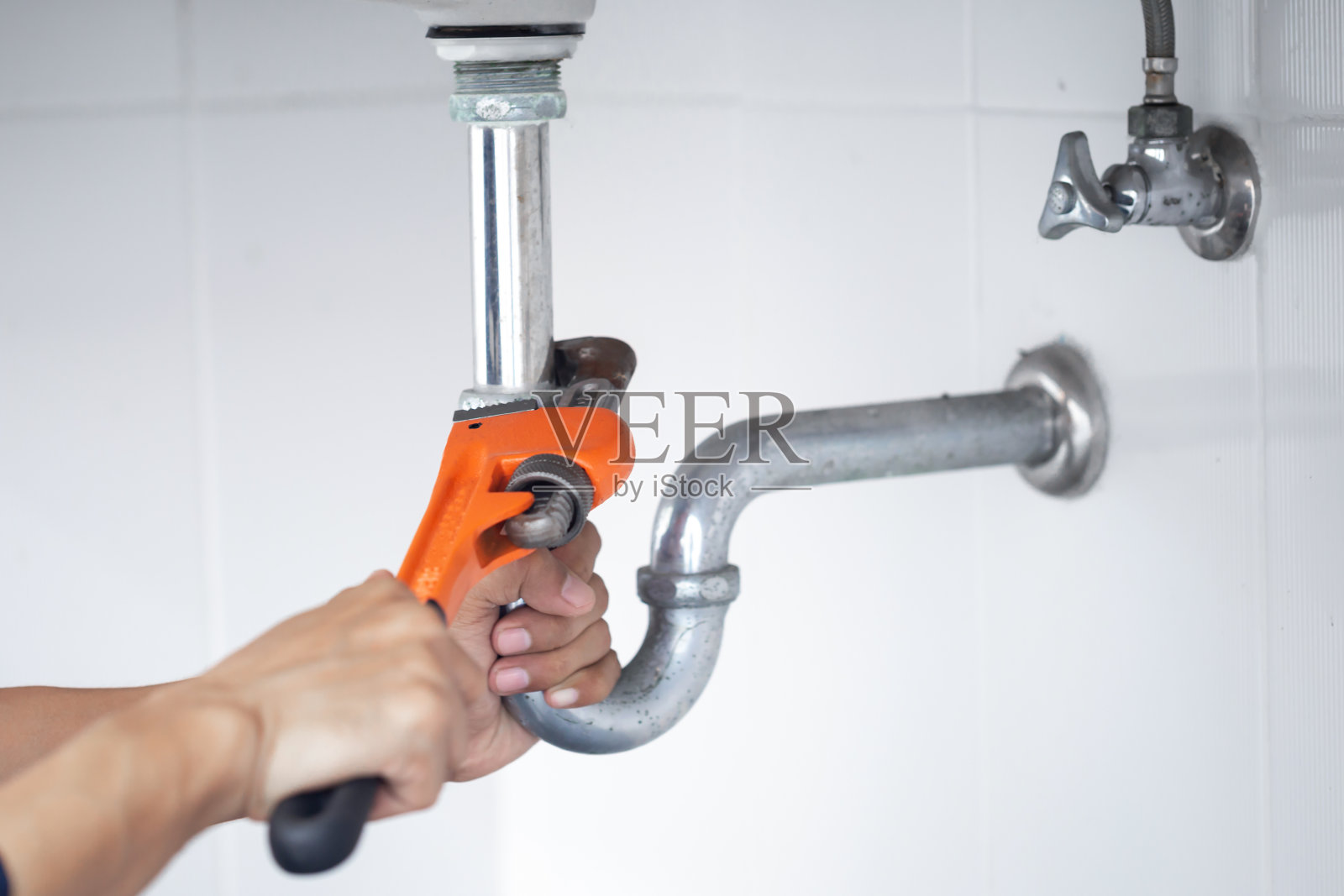 管道工在浴室工作,管道维修服务,组装和安装的概念。照片摄影图片