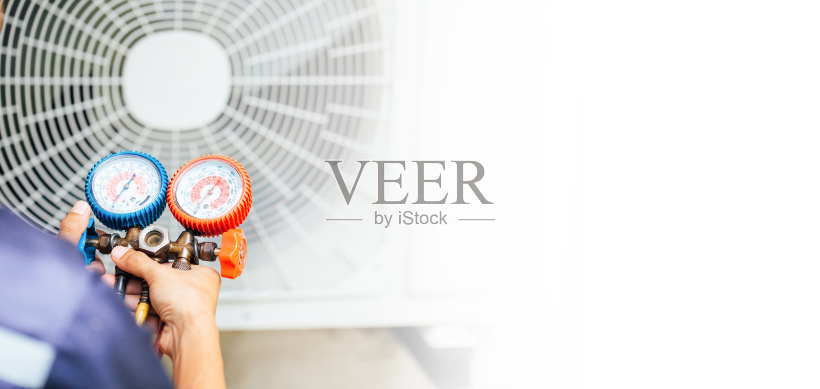 空调技术员和准备安装新空调的一部分。照片摄影图片