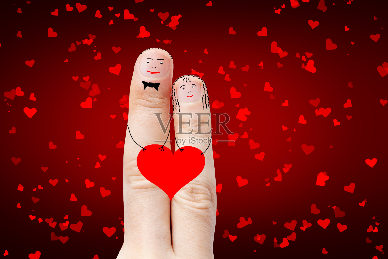 一对恩爱的夫妇手捧一颗红心。照片摄影图片