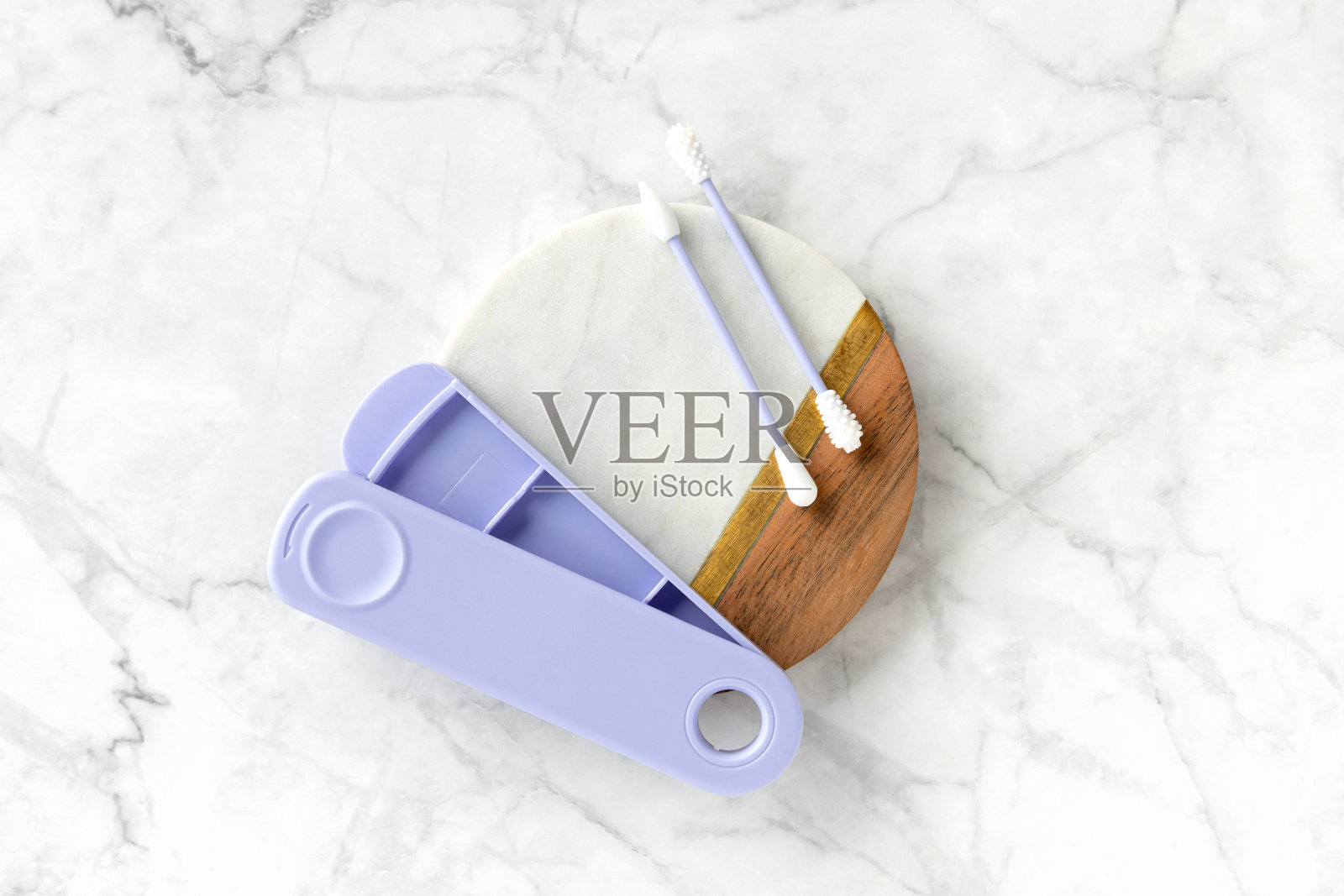 平躺顶视图紫罗兰可重复使用硅胶棉签芽在白色大理石背景照片摄影图片