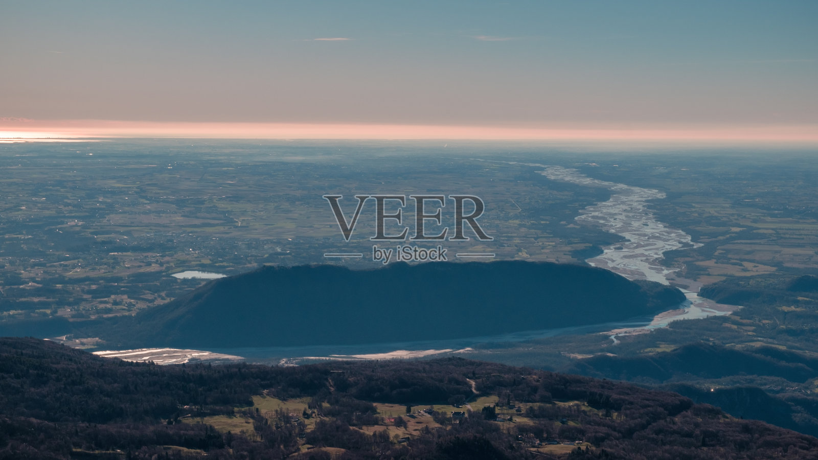 平原和大海从高山的顶峰照片摄影图片