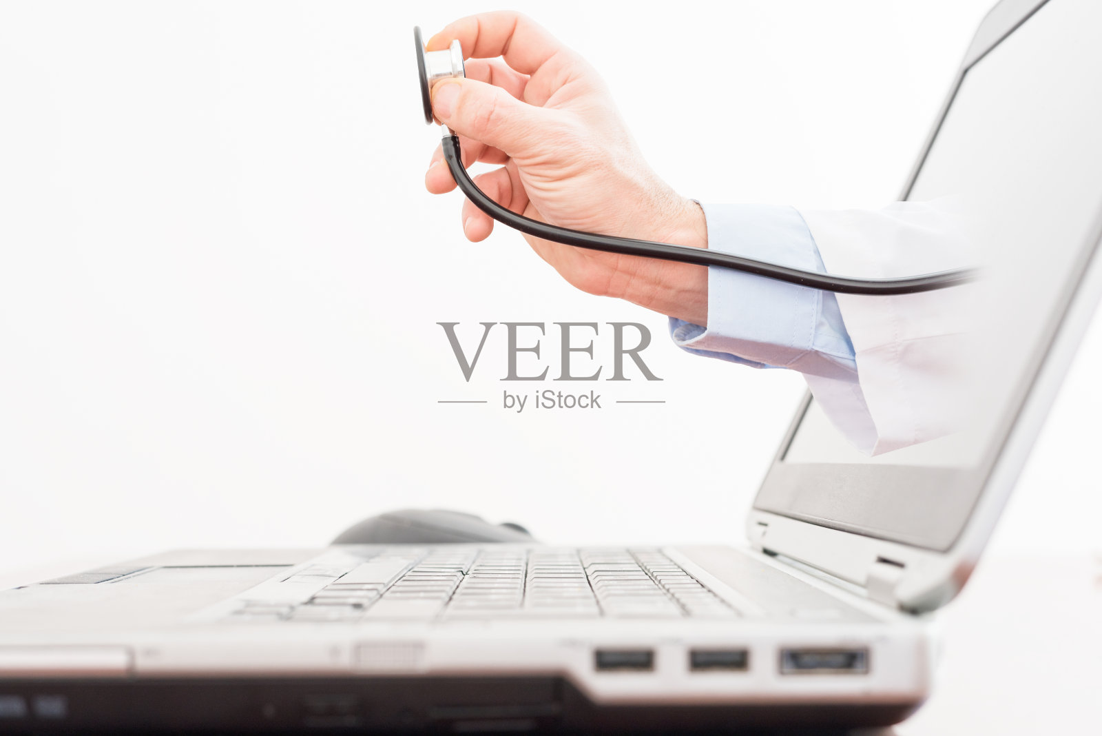 医生手持听诊器从笔记本电脑中走出来。医疗服务理念。照片摄影图片