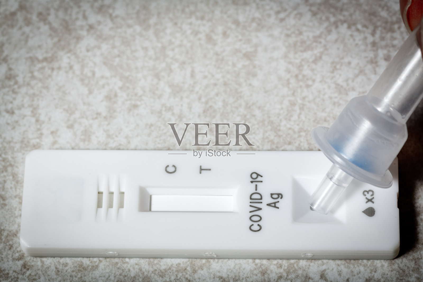 滴眼液添加到冠状病毒测试面板照片摄影图片