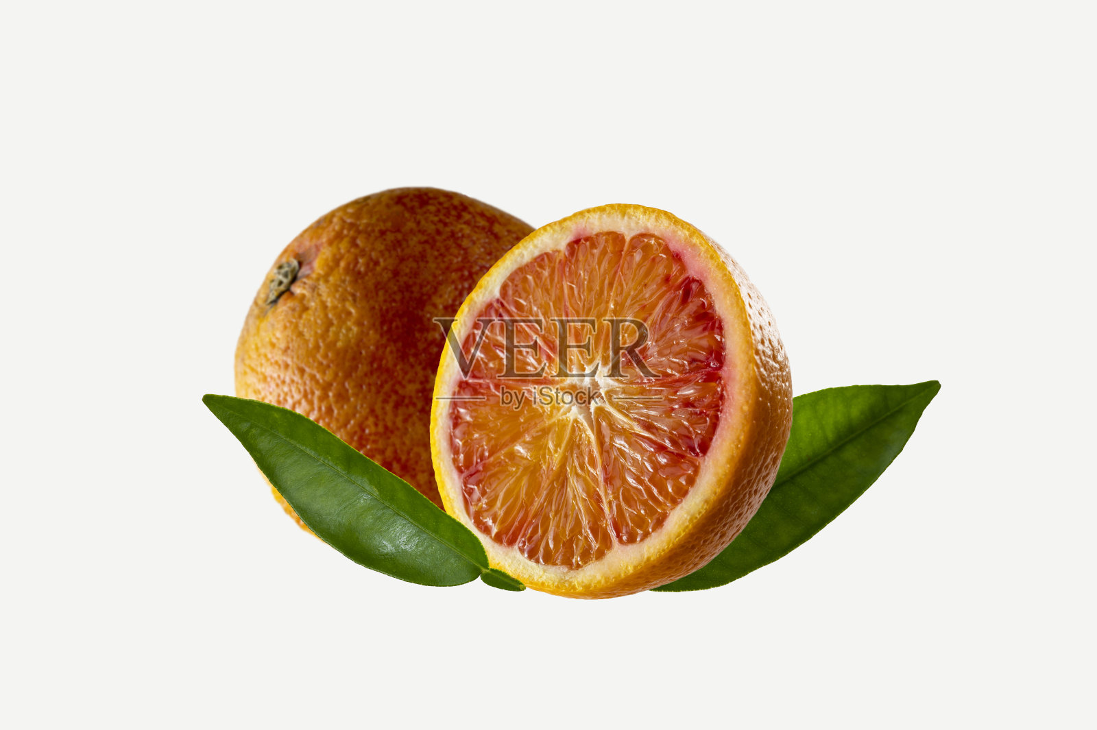 红色橙色的水果,白色背景上有绿色的叶子照片摄影图片