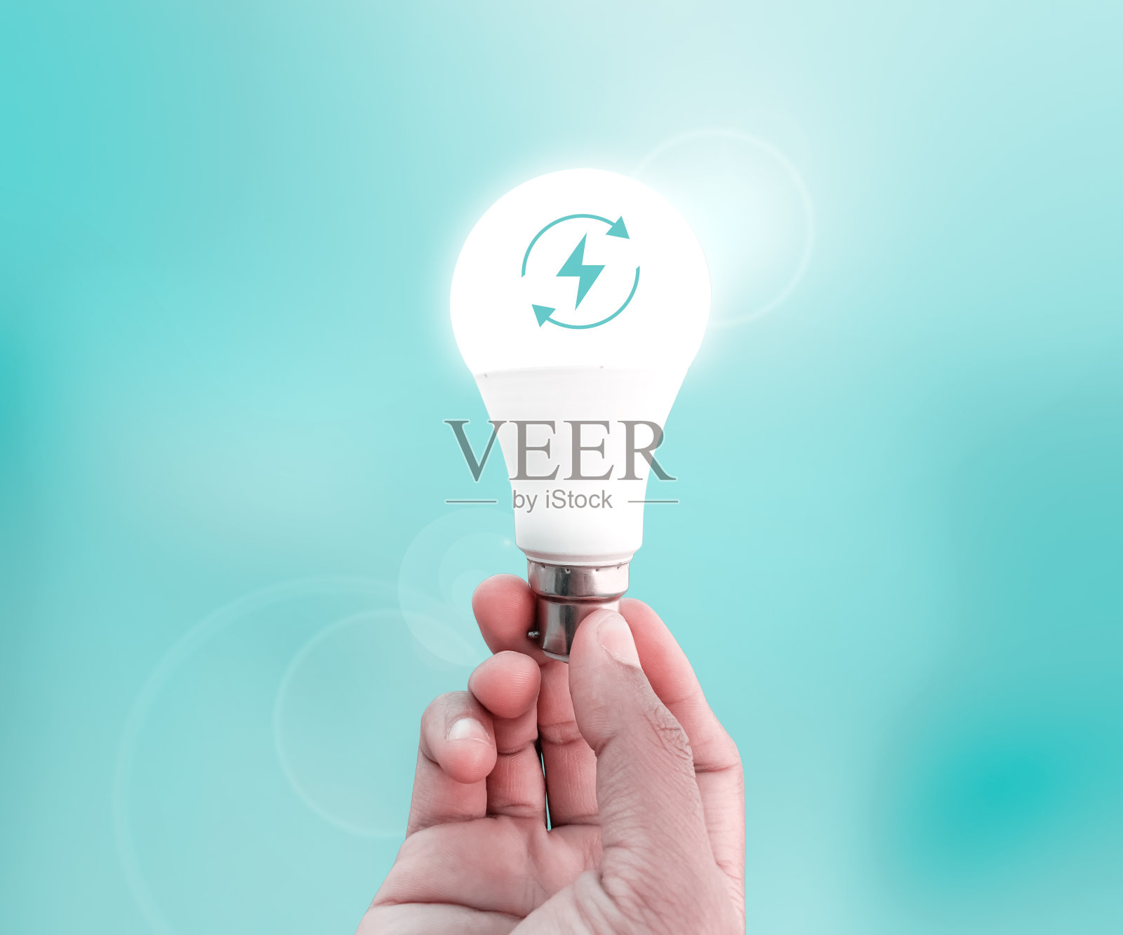 可再生能源概念摘要背景与灯泡在手中。灯泡内的可再生能源图标照片摄影图片