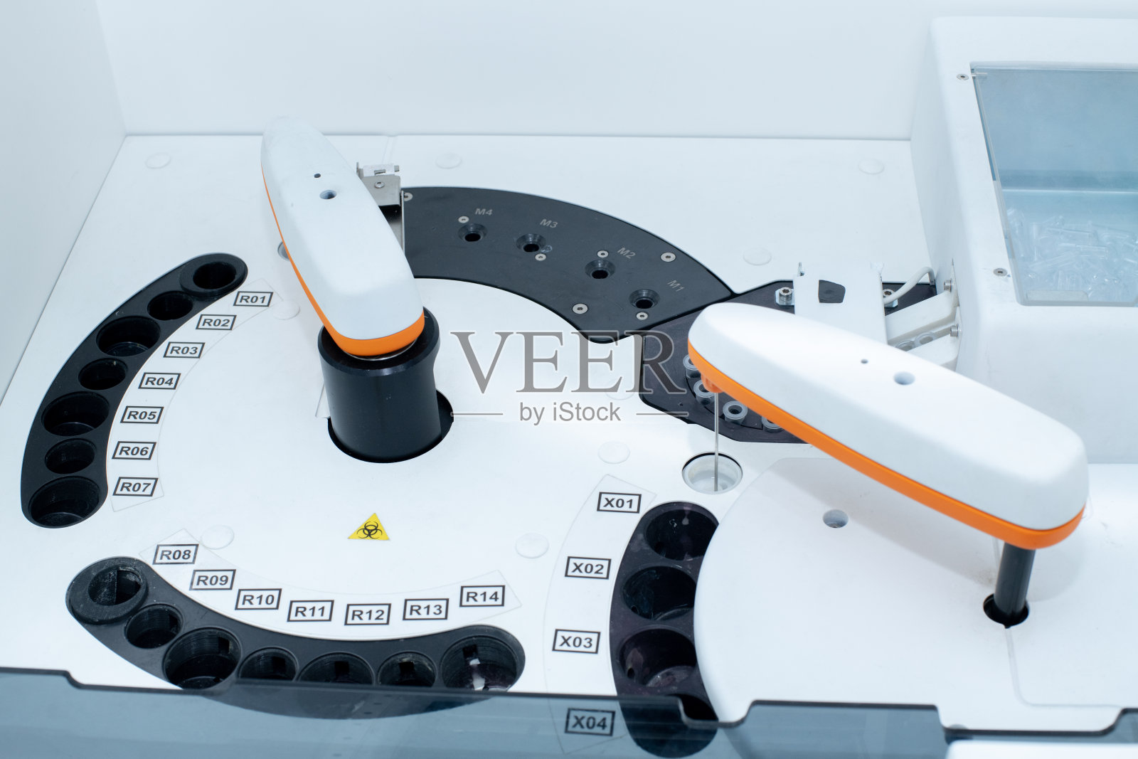 现代机器人血液分析设备。全自动血液和血清生化分析的医疗设备。照片摄影图片