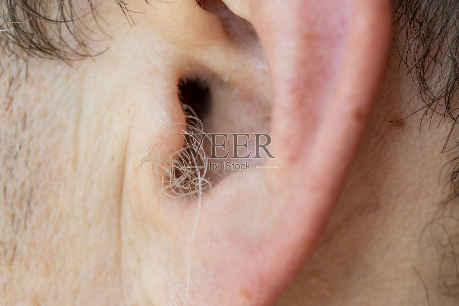 头发长在耳朵里,突出来,成年男女的化妆问题照片摄影图片