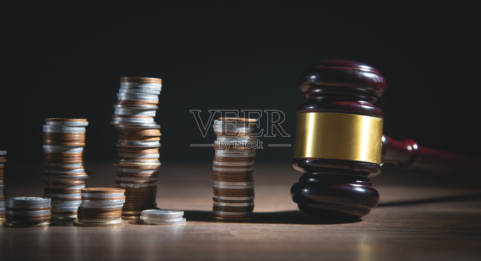 带有木制法官木槌的硬币。照片摄影图片