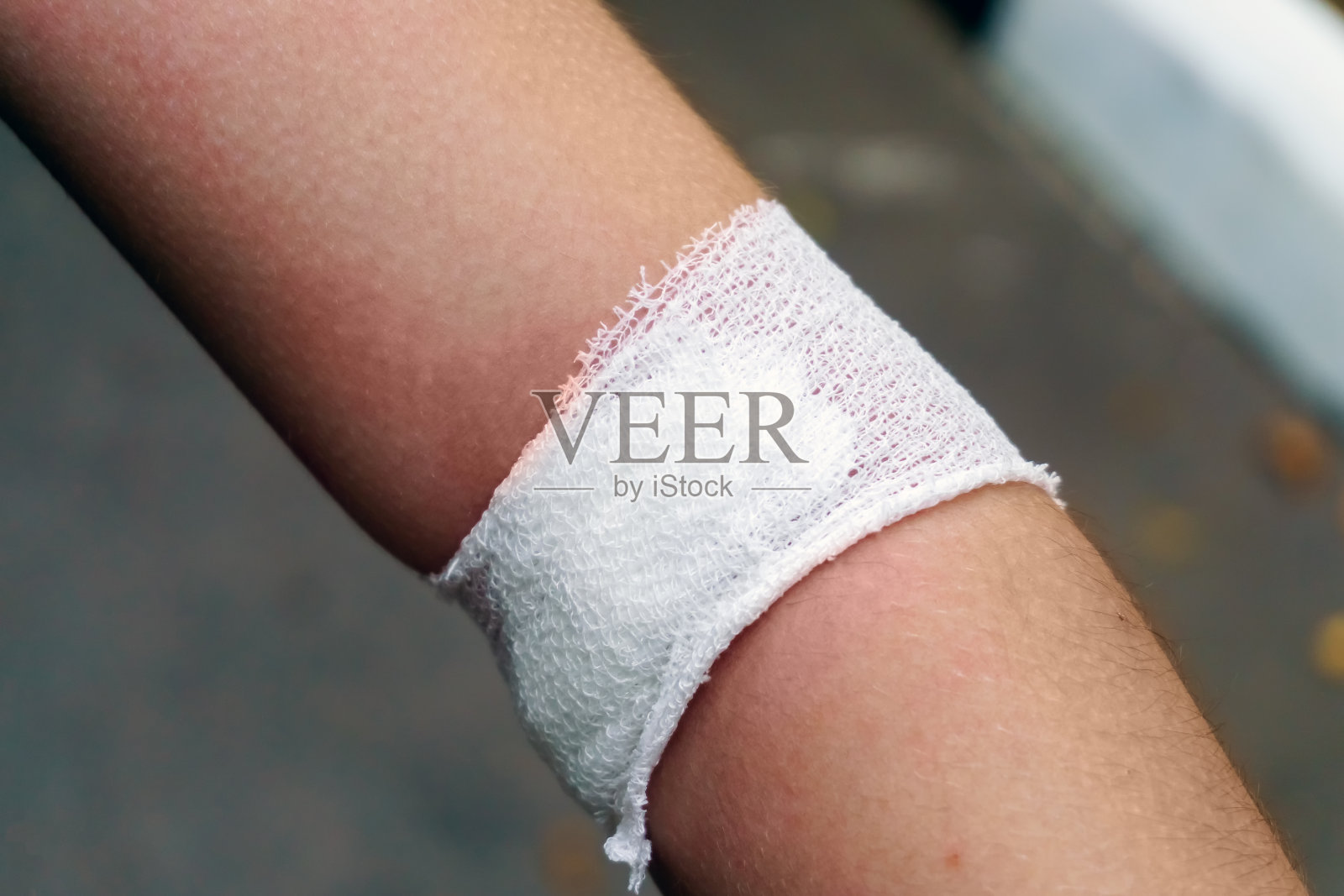抽血后用绷带包扎手臂照片摄影图片