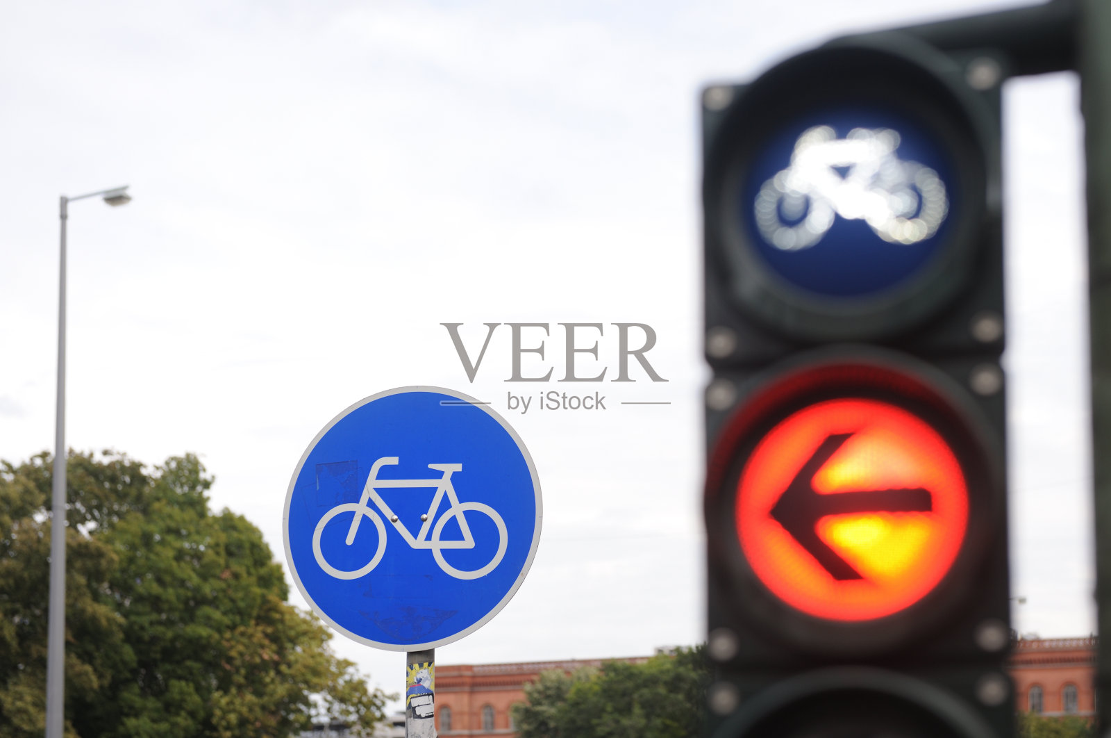 自行车交通灯有红灯和箭头照片摄影图片