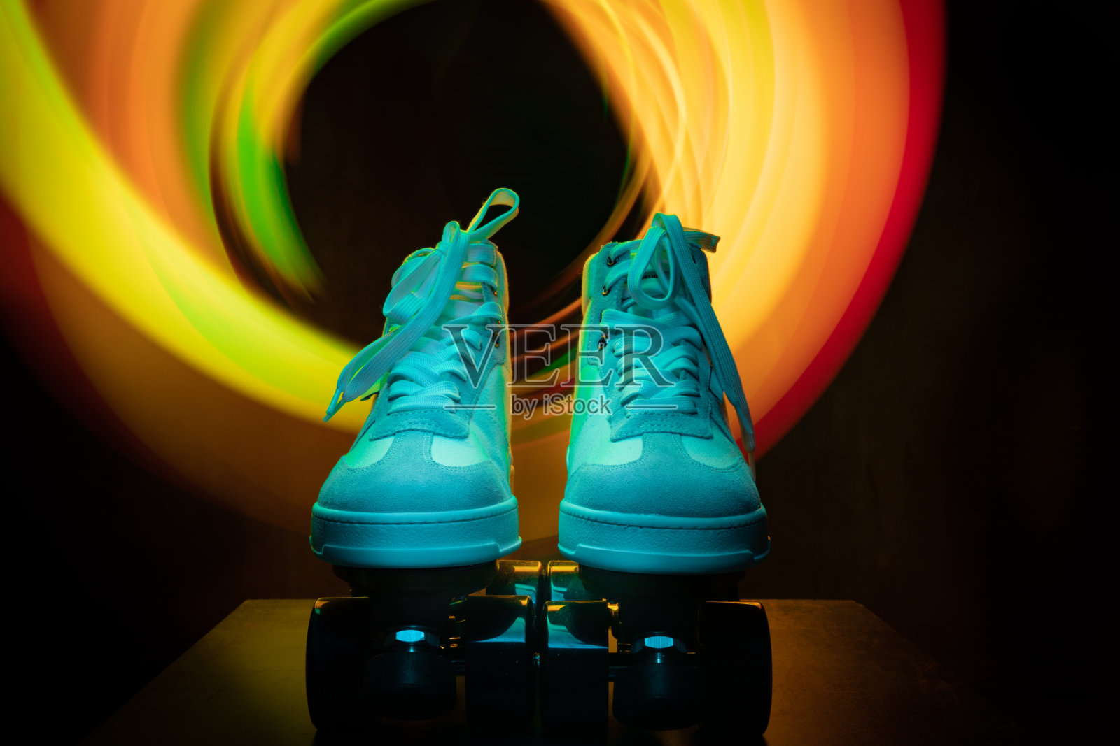 溜冰鞋和舞池里的迪斯科灯。照片摄影图片