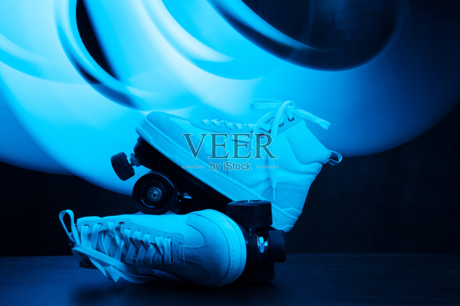 溜冰鞋和舞池里的迪斯科灯。照片摄影图片